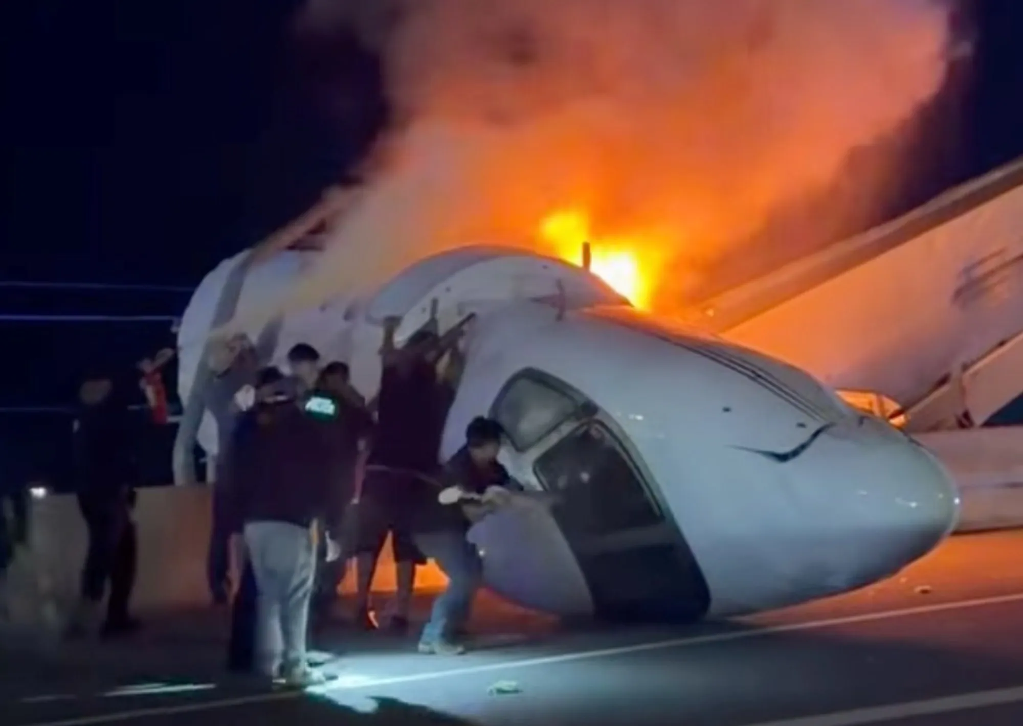 Una avioneta se desplomó en medio de una autopista en Texas: desesperante rescate de los tripulantes, hay un muerto