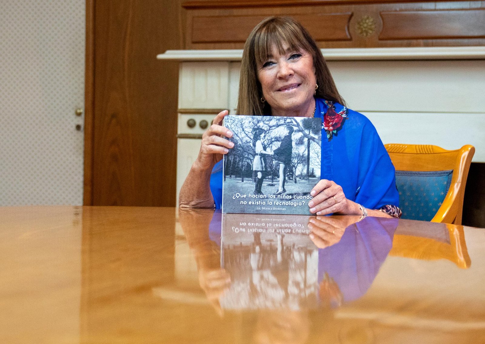 Pisa pisuela, bolitas y palitos chinos frente a las pantallas: un libro rescata los valores afectivos y pedagógicos de los juegos “de antes"