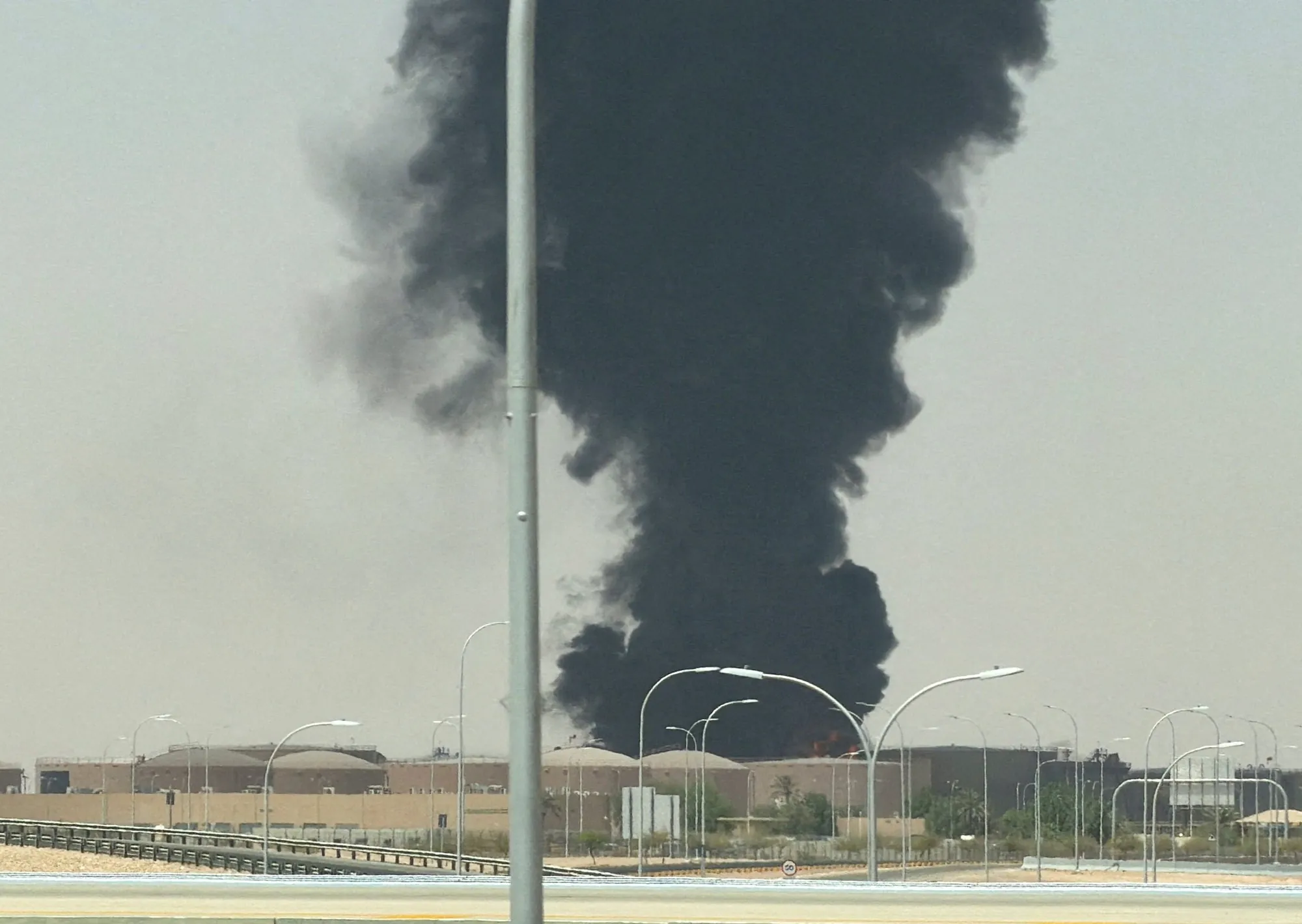 Explosiones, humo y un dramático aviso por celular: el ataque que conmueve a la capital de Arabia Saudita en plena escalada del conflicto con los hutíes
