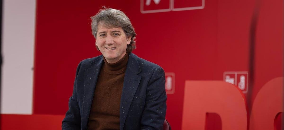 Carlos Martínez, el alcalde socialista que se subió a un falso papamóvil y que ahora busca bajarse del municipalismo para conquistar Castilla y León