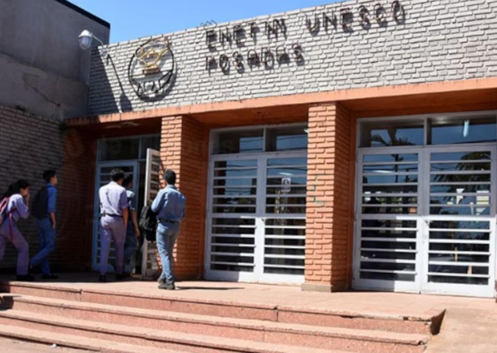 Conmoción en Misiones: un adolescente fue armado a su escuela, se disparó frente a los compañeros y quedó en grave estado