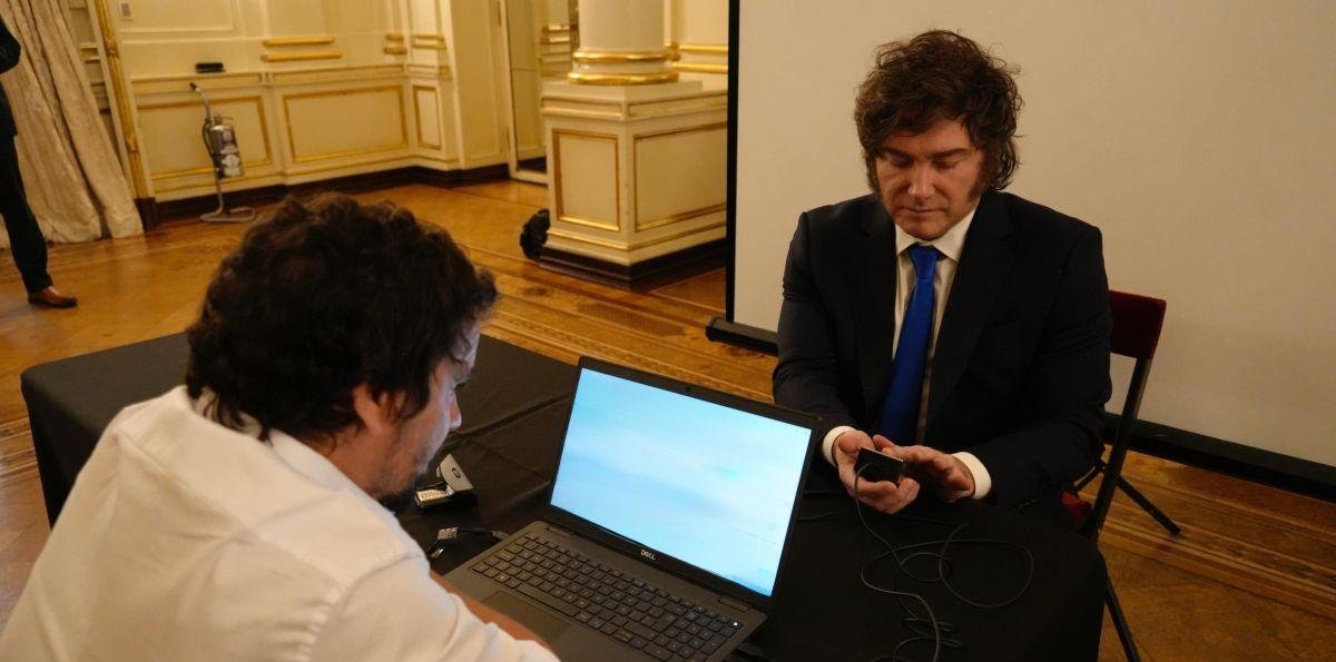 Javier Milei y funcionarios del Gabinete estrenaron el nuevo DNI electrónico y el pasaporte tras los cambios