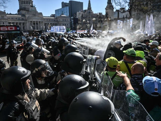 Javier Milei y sus medidas, EN VIVO: la Justicia concediГі la apelaciГіn y el Gobierno anunciГі que el protocolo antipiquetes sigue vigente
