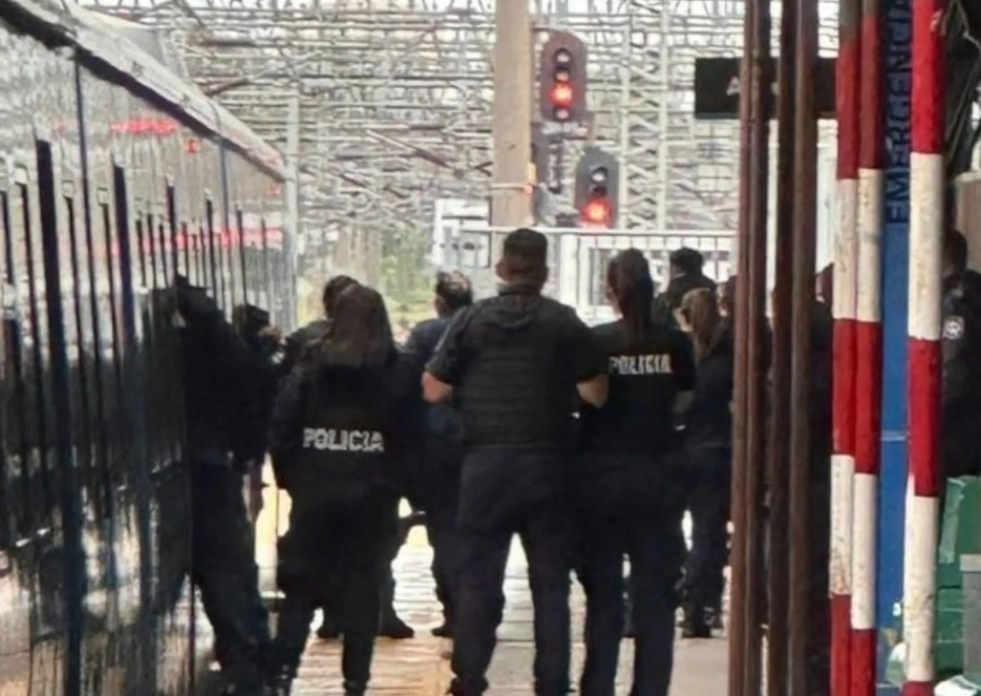 Tomó de rehén a una mujer en la estación Temperley del tren Roca y amenazó con activar una granada: fue detenido
