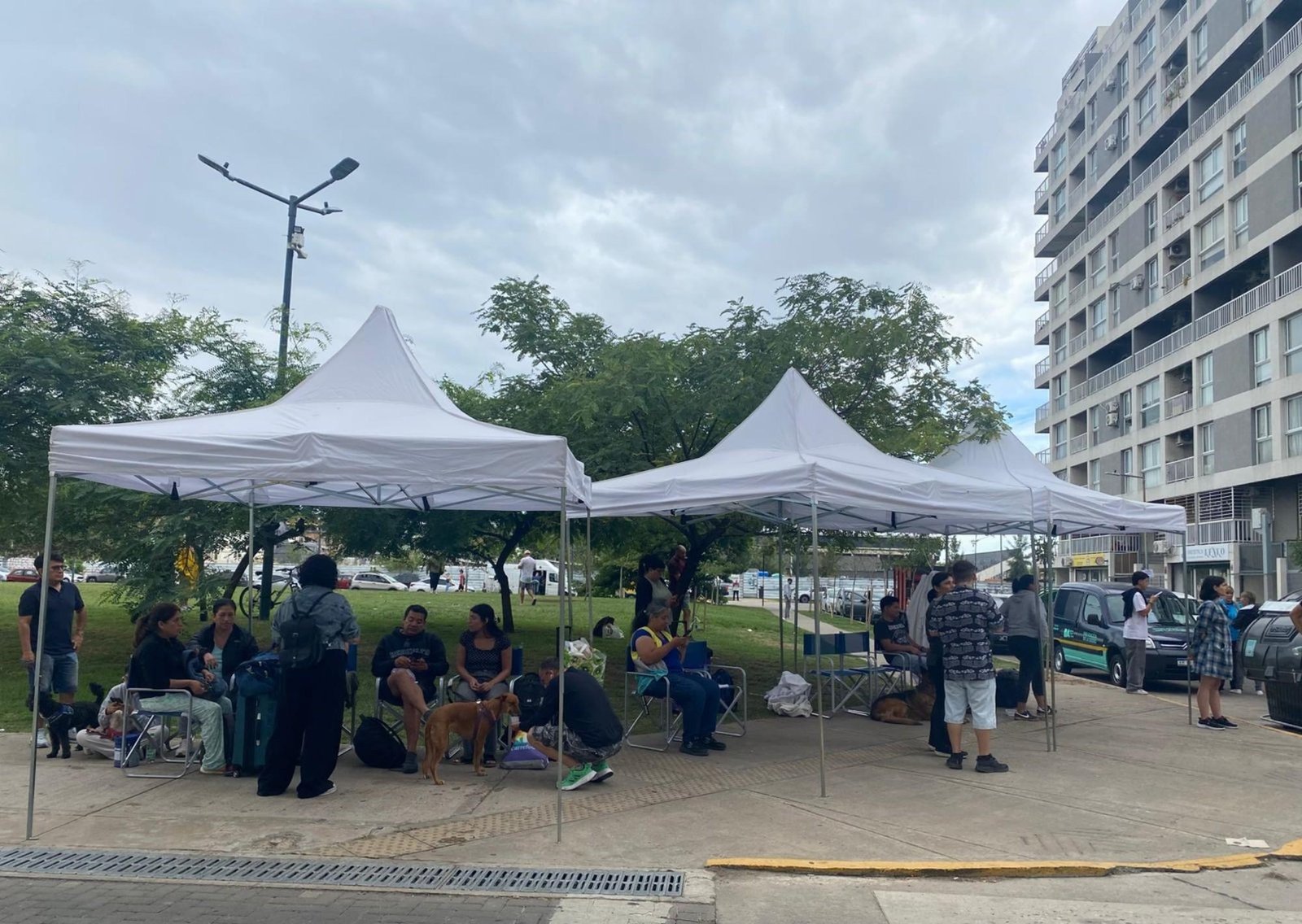 “Estamos vivos, pero en la calle”: angustia y dudas de los evacuados por el derrumbe en el barrio Estación Buenos Aires