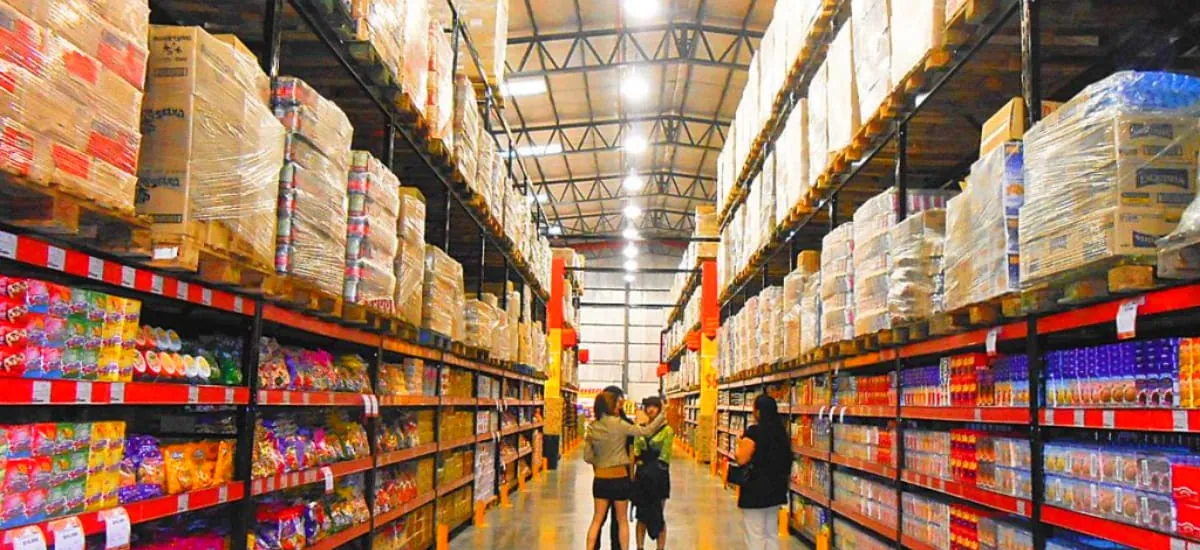Las ventas de los supermercados cayeron 3,1% y los mayoristas bajaron 1,2%: cuáles fueron los sectores en rojo