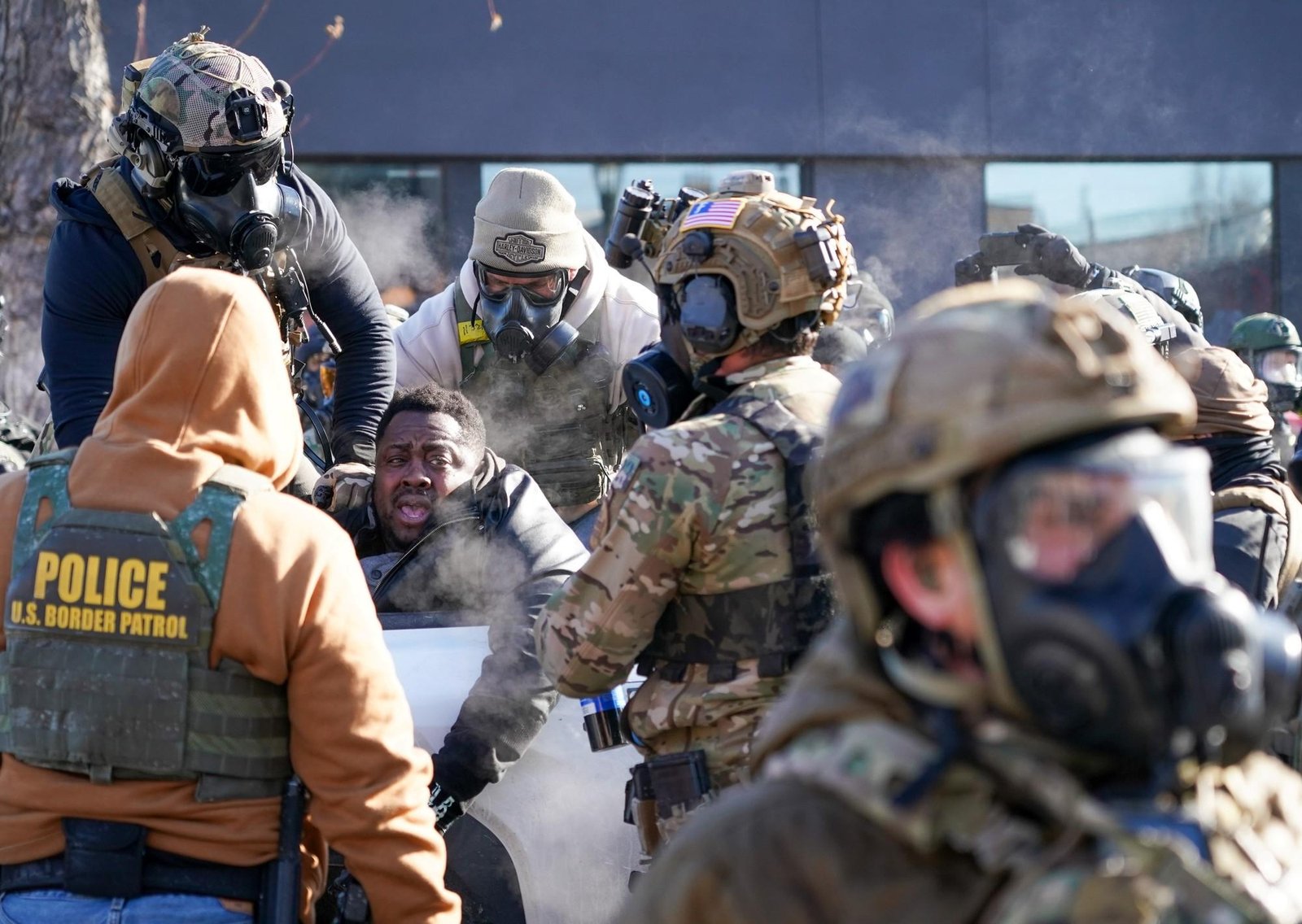 ICE afirmó que un inmigrante detenido se fracturó el cráneo él mismo y desató tensión en un hospital de Minnesota