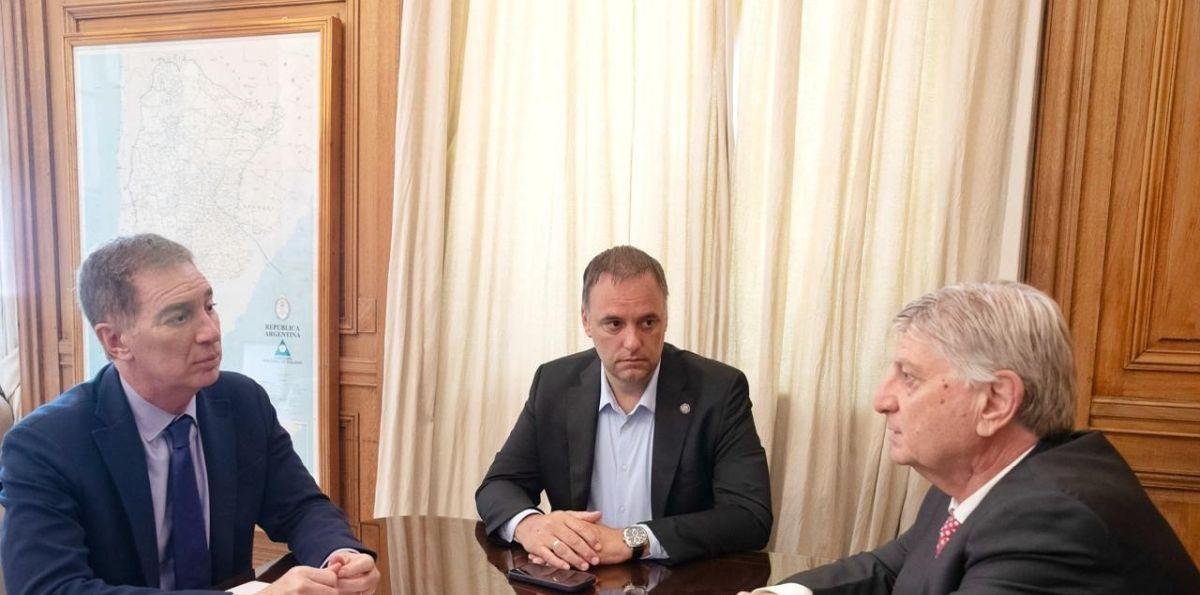 Manuel Adorni y Diego Santilli recibieron en la Casa Rosada al gobernador de La Pampa, Sergio Ziliotto