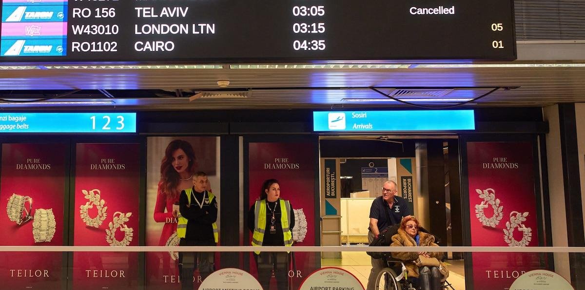 Miles de viajeros están varados en todo el mundo debido a la suspensión de vuelos por la guerra