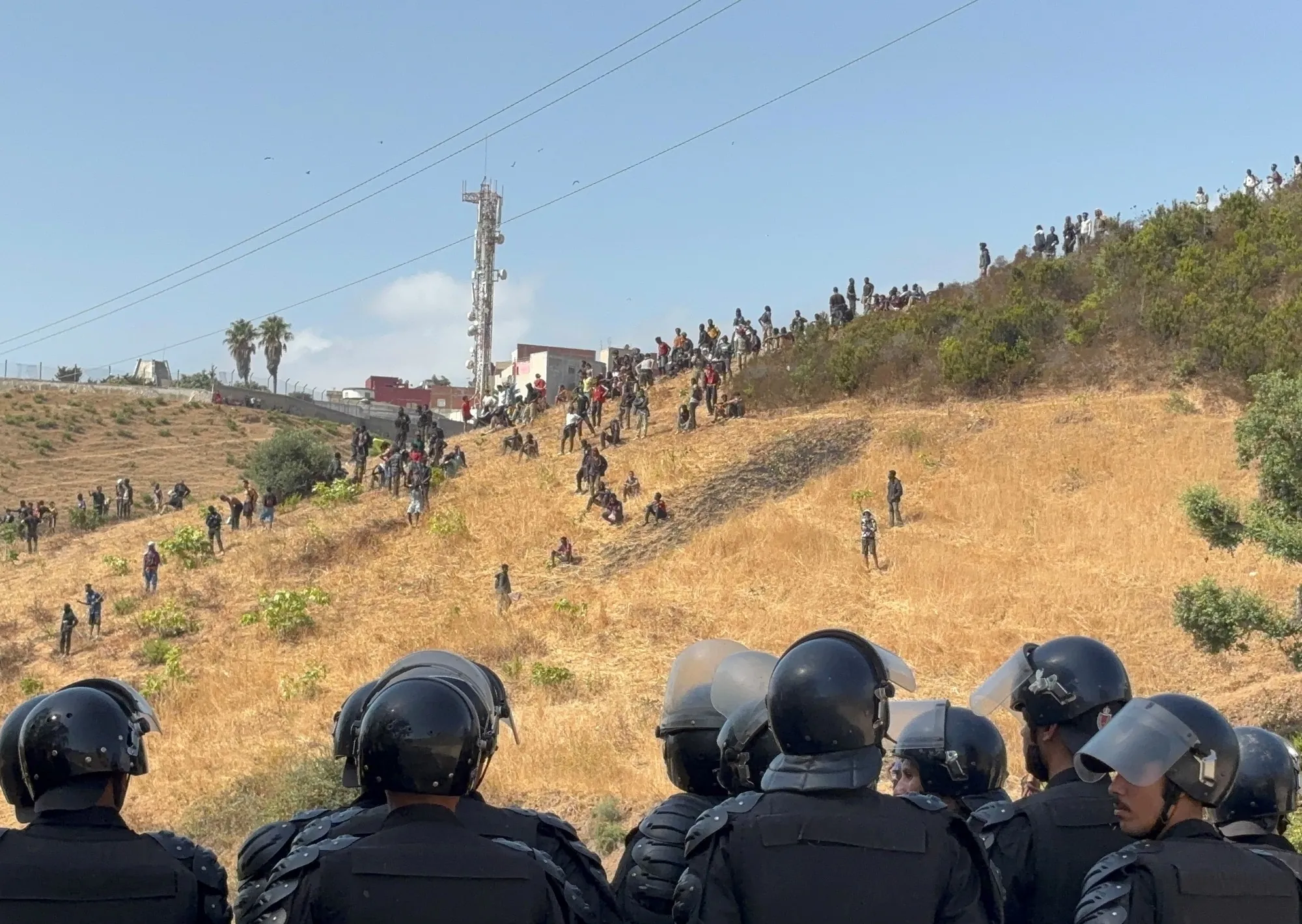 Ceuta: Marruecos frenó a cientos de migrantes que trataban de cruzar hacia el enclave español en África