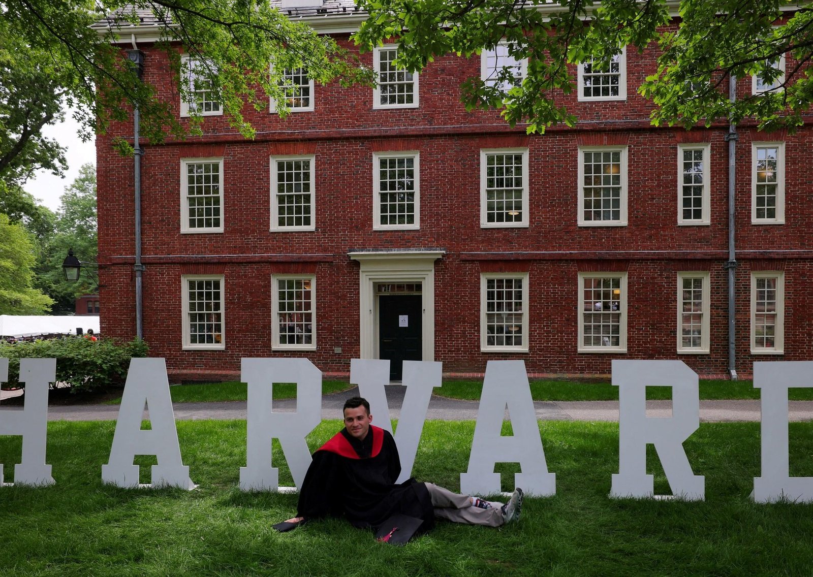 Donald Trump escala la guerra con la Universidad de Harvard y le exige mil millones de dólares por "daños y perjuicios"