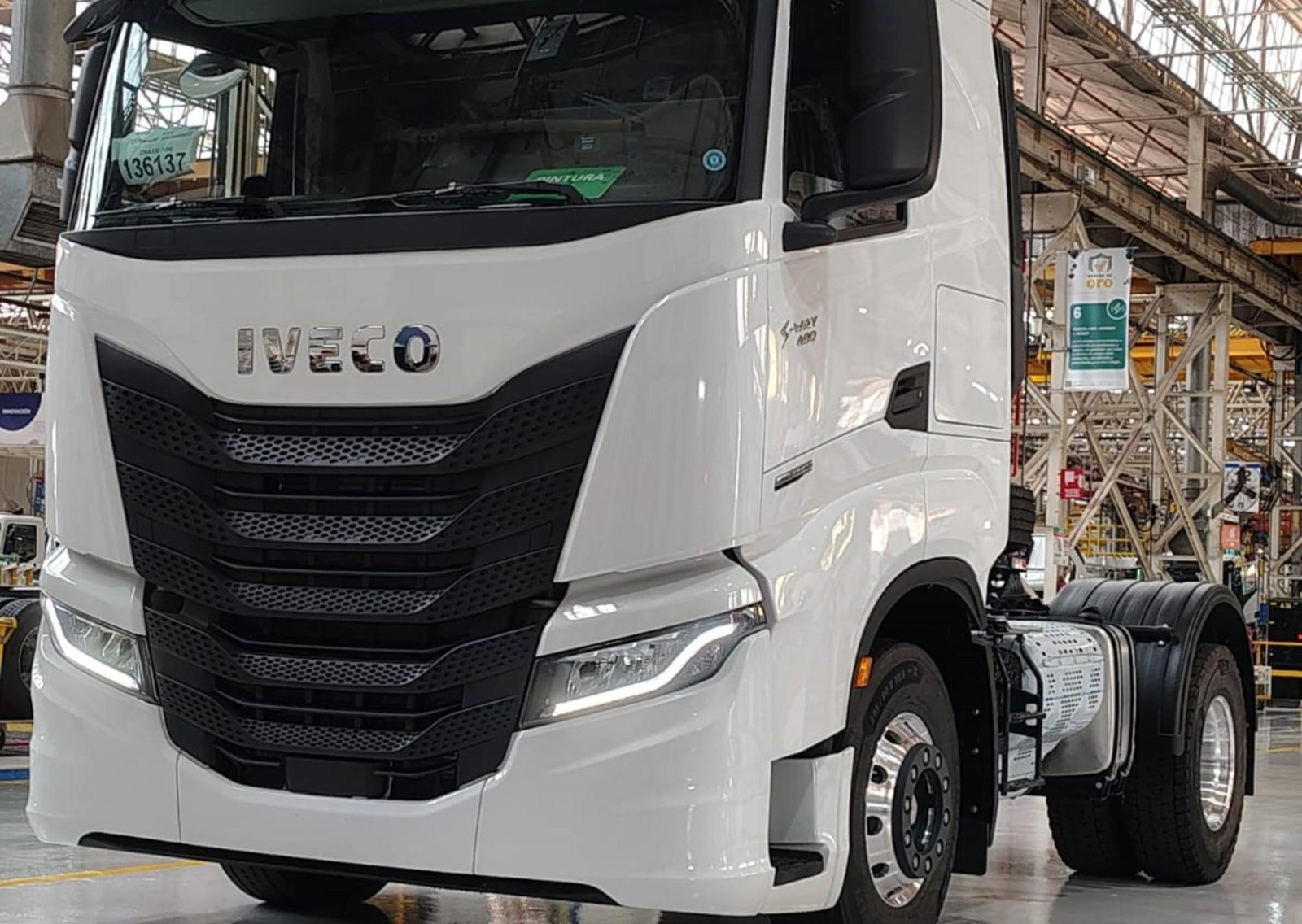 Iveco lanzó un camión super pesado que sustituye importaciones de Brasil