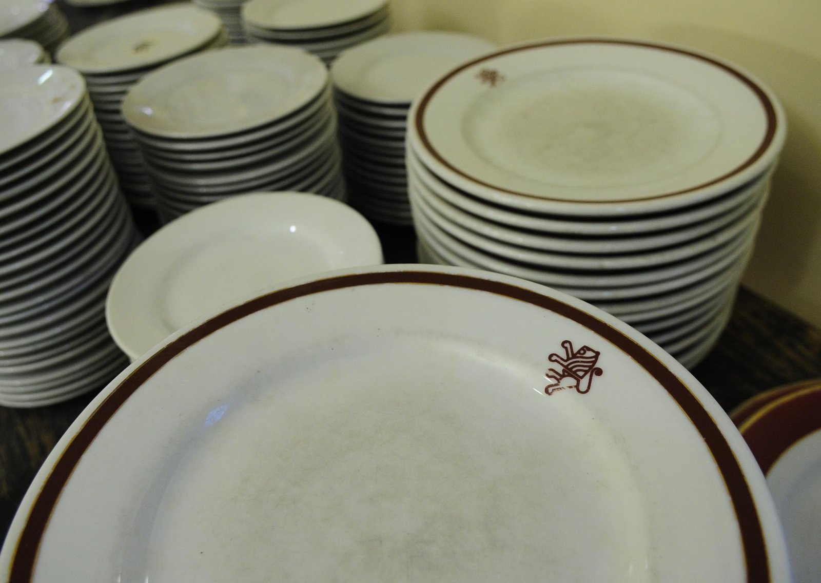 Adiós a los platos apilados en la cocina: la mejor forma de evitar el desorden en casa