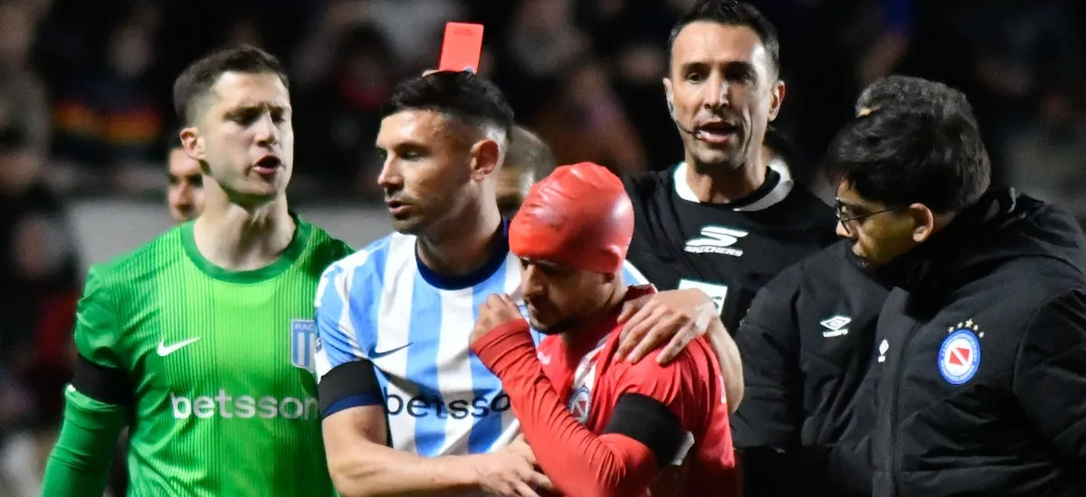 El codazo de Maravilla Martínez por el que fue expulsado en la caída de Racing ante Argentinos: el gesto que llamó la atención