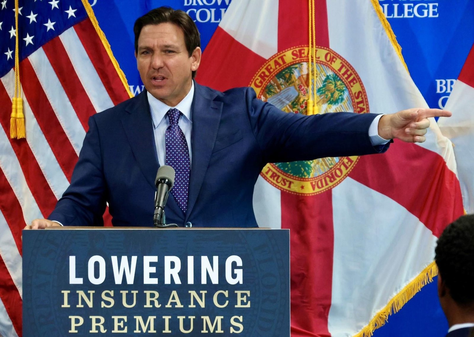 Florida apoya al ICE: Ron DeSantis advierte que los alcaldes que no cooperen serán removidos de su cargo