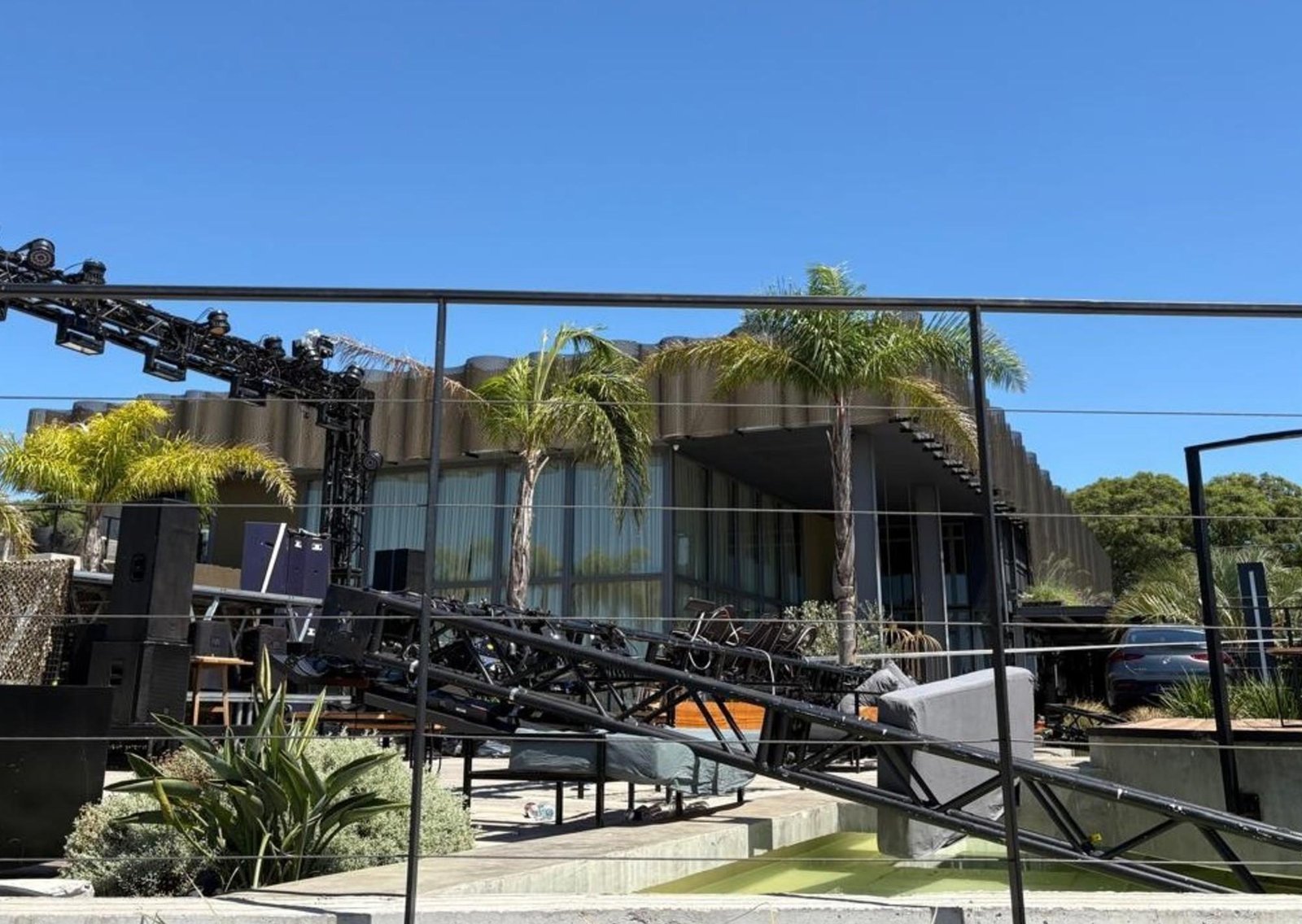 Derrumbe, caos y heridos en un boliche en la Costanera: quiénes están detrás de la fiesta que casi termina en tragedia