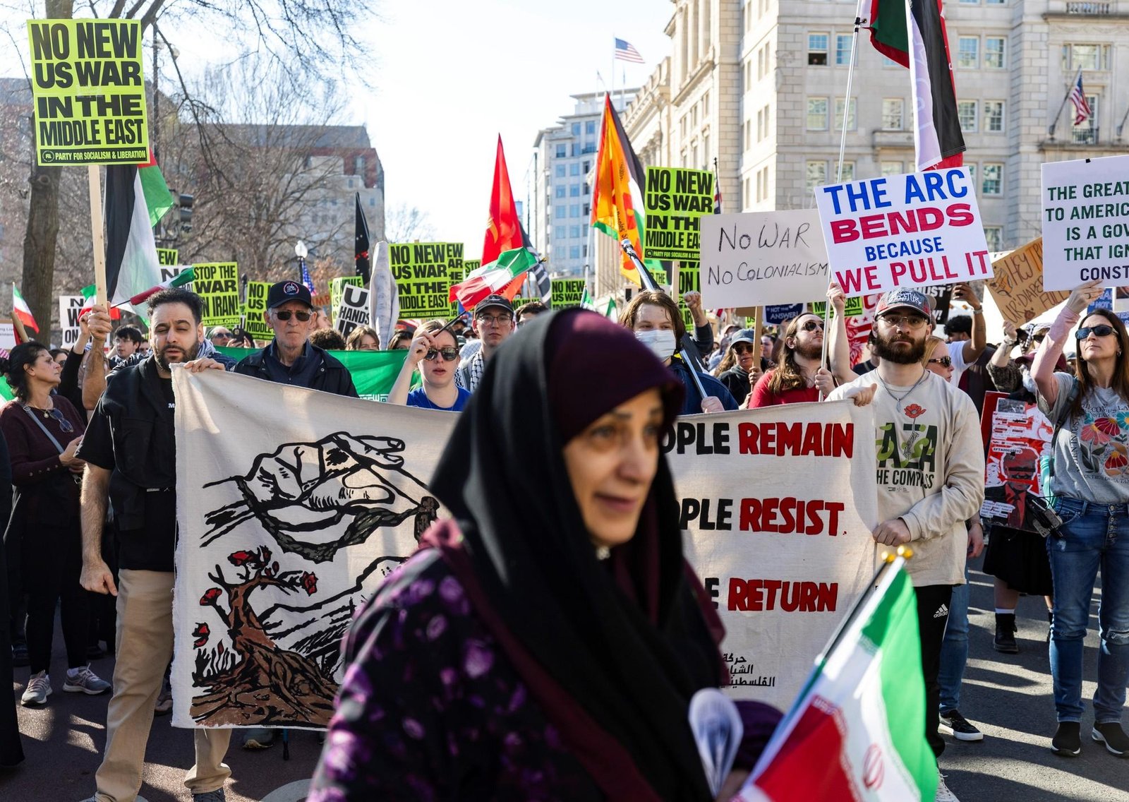 Manifestantes se movilizan hacia la Casa Blanca con críticas a Trump por los ataques a Irán