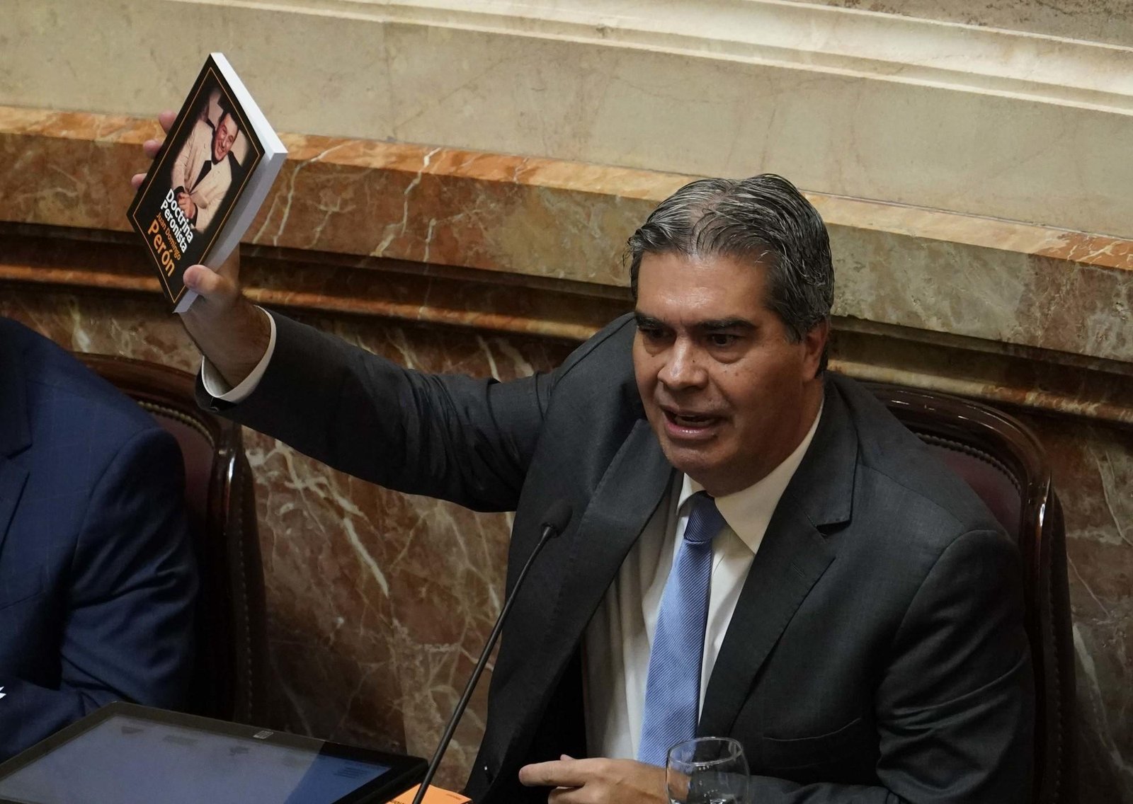 Jorge Capitanich armó en enero un despacho con 17 asesores en el Senado y designó a su hija como jefa