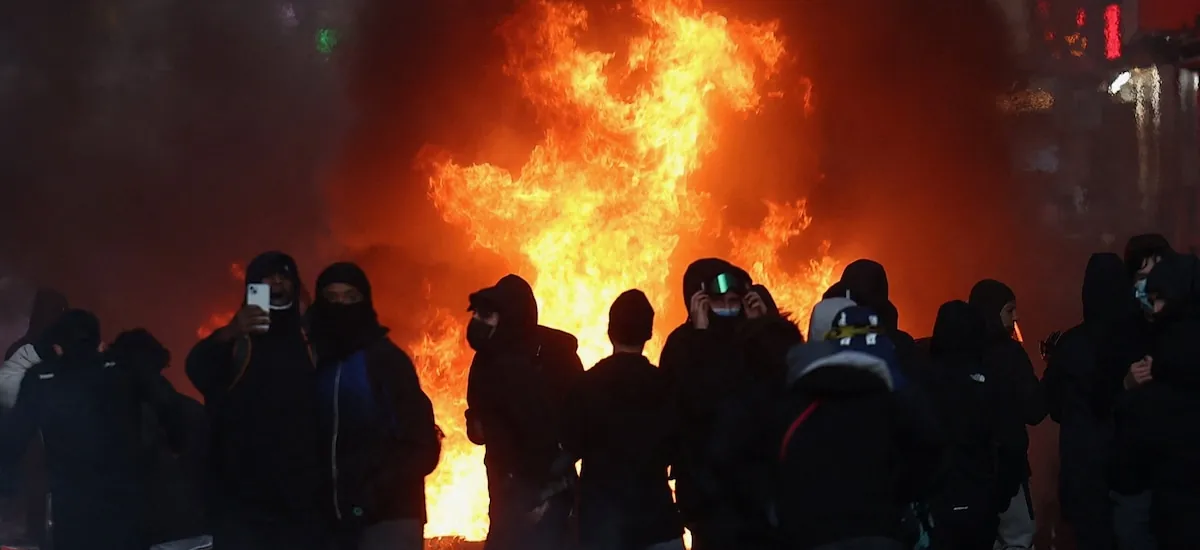 Sigue la tensión en Francia: París vivió un nuevo episodio de violencia y saqueos en torno a la plaza de la República