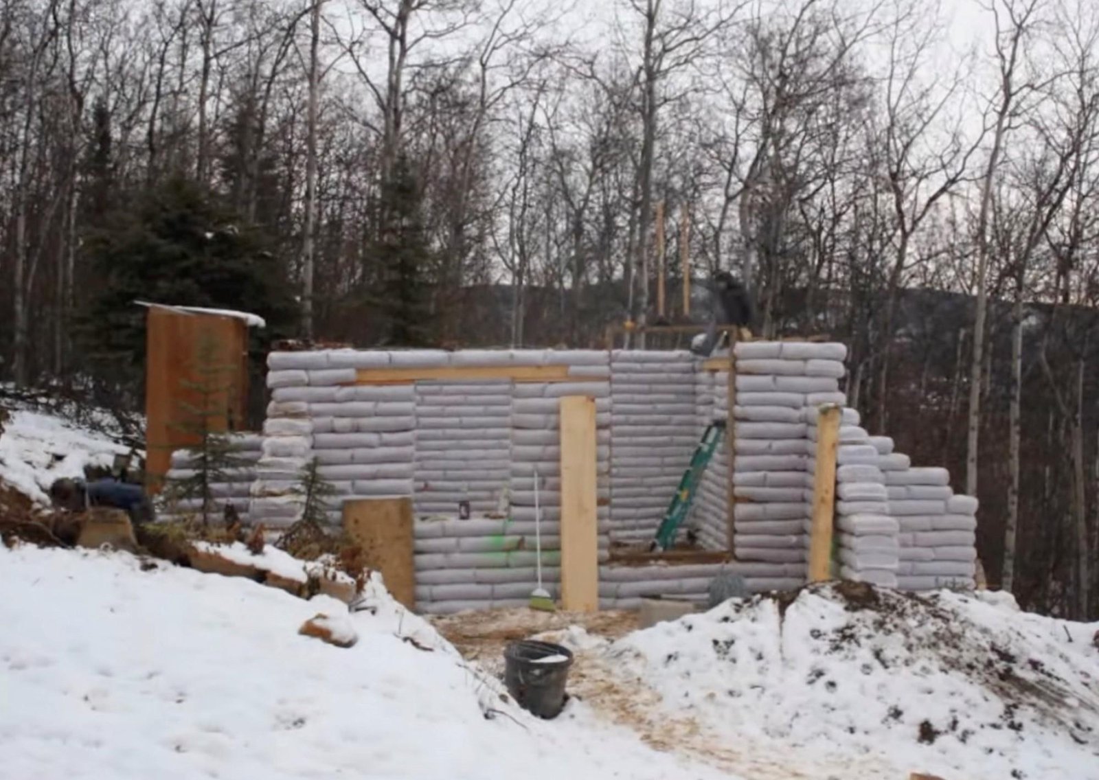 Una familia construyó su casa con sacos de tierra y desafió el modelo tradicional de la albañilería con un impresionante resultado