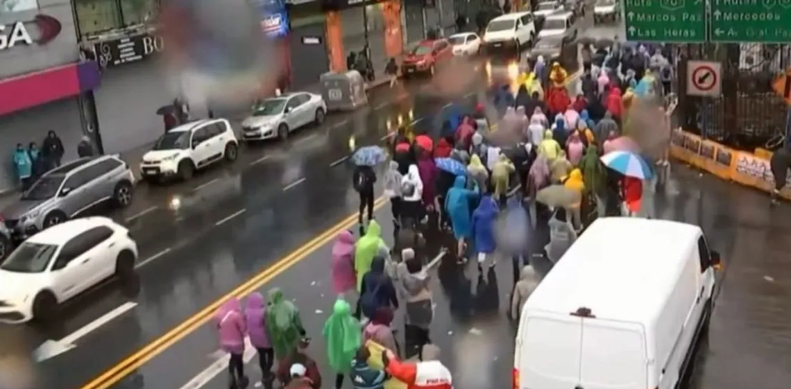 Miles de fieles peregrinan a Luján bajo la tormenta y García Cuerva destacó el entusiasmo por la visita del Pa...
