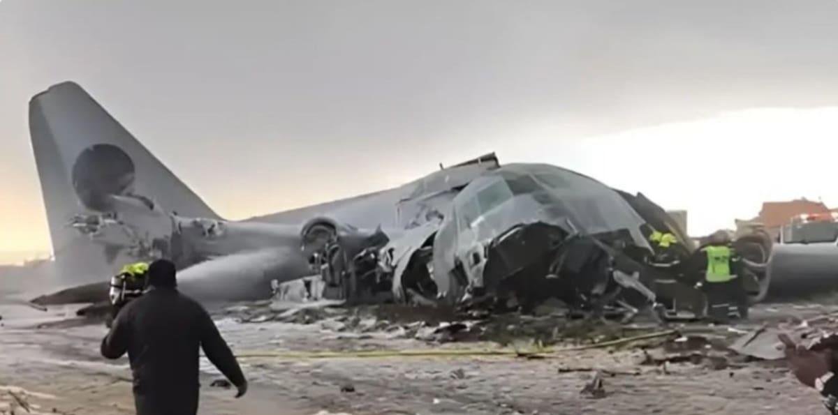 Se estrelló un avión de la fuerza aérea de Bolivia que transportaba dinero en una avenida y la gente intentó saquearlo