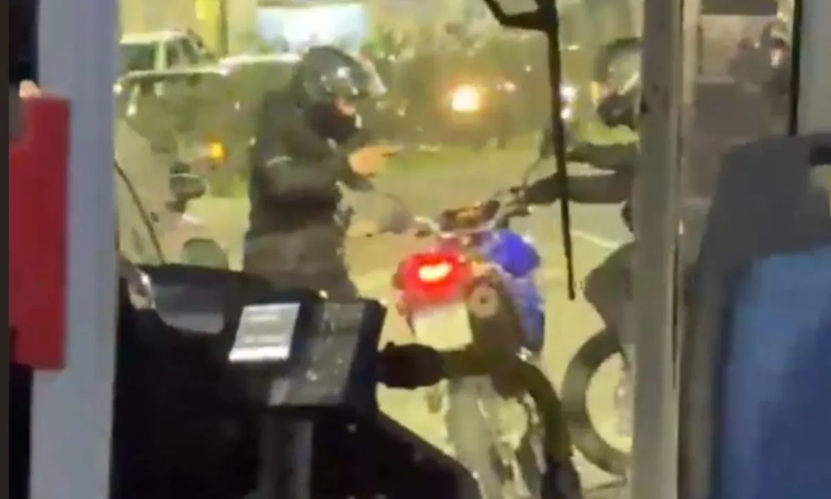 Motochorros intentaron robar una moto y desataron una balacera y persecución en plena avenida en Lanús