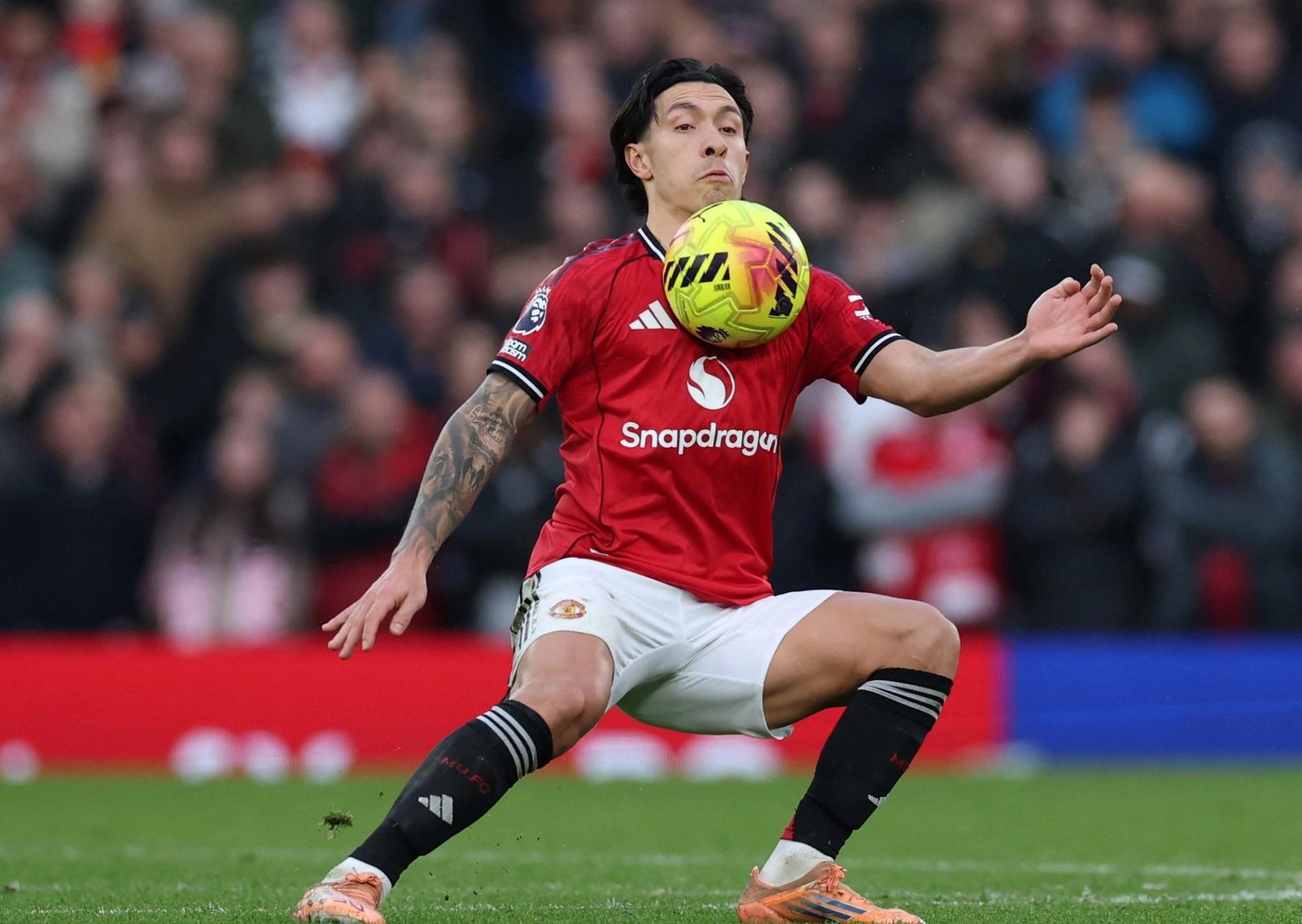 El domingo de la Premier League: locura del Manchester United de Licha Martínez y golpazo para el Aston Villa de Dibu Martínez y Buendía