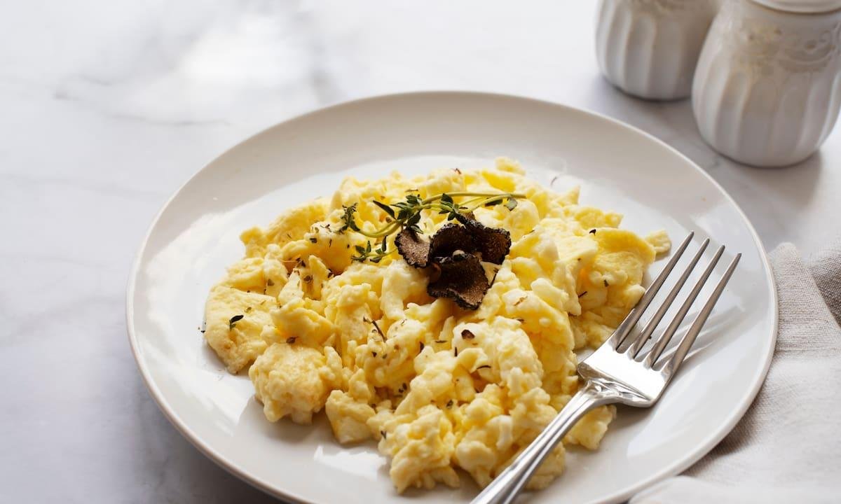 Ideas de desayunos saludables con huevos revueltos: proteicas y muy fáciles de hacer