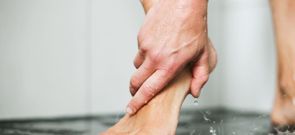 Lavarse los pies con sal: para qué sirve, por qué lo recomiendan y en qué momento hacerlo
