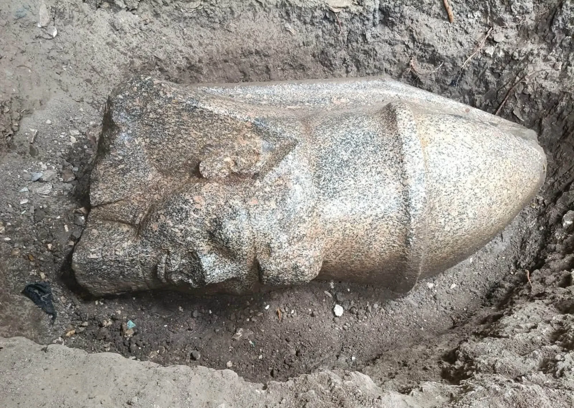 Hallan en Egipto dos estatuas de Ramsés II con inscripciones jeroglíficas intactas tras 3.000 años bajo tierra