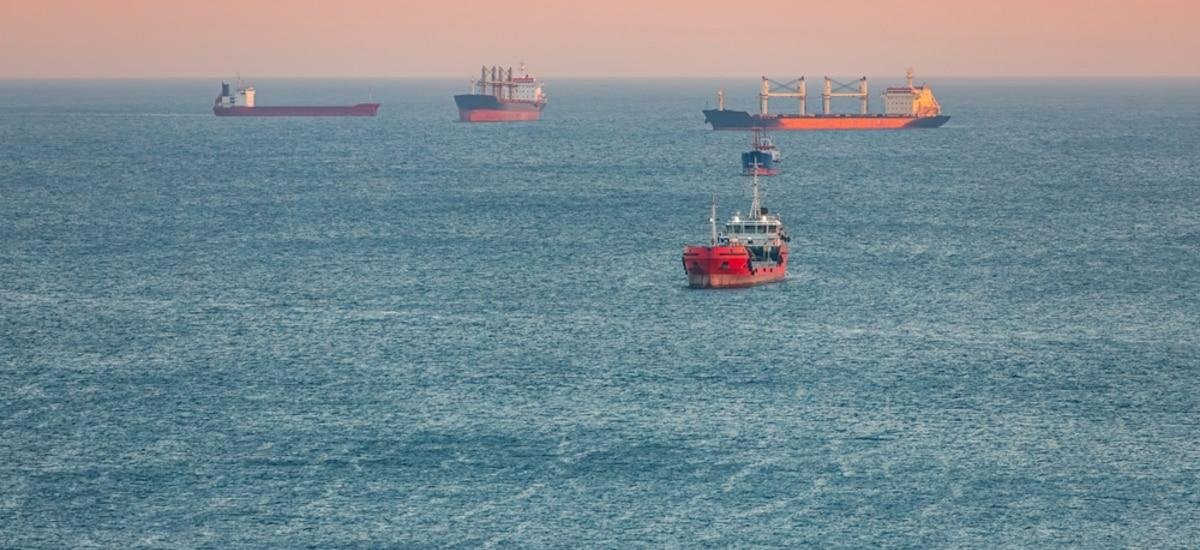 Crisis en Ormuz: navieras y aerolíneas alteran rutas logísticas clave del comercio global