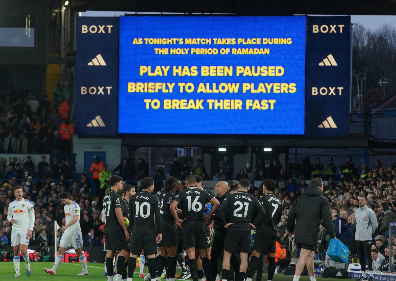 Manchester City le sigue metiendo presión al Arsenal en la Premier League y en Leeds abuchearon la pausa por Ramadán