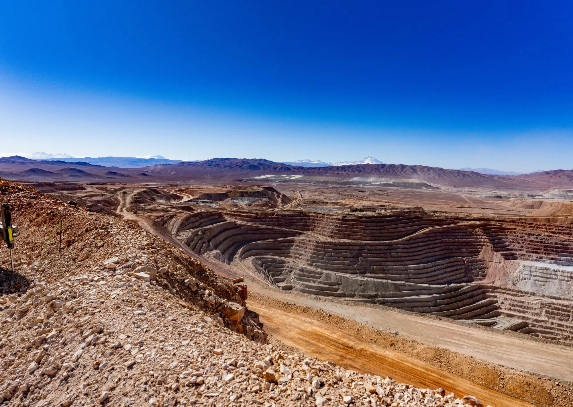 Cómo funciona la mina de cobre más grande del mundo: energía renovable, 30 vuelos diarios y el ejemplo para los proyectos RIGI que se vienen