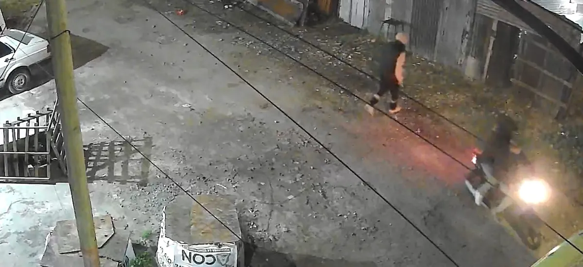 Fueron a reclamar que dejaran de vender droga en el barrio y los atacaron a tiros: un joven murió y otro resultó herido en Lanús