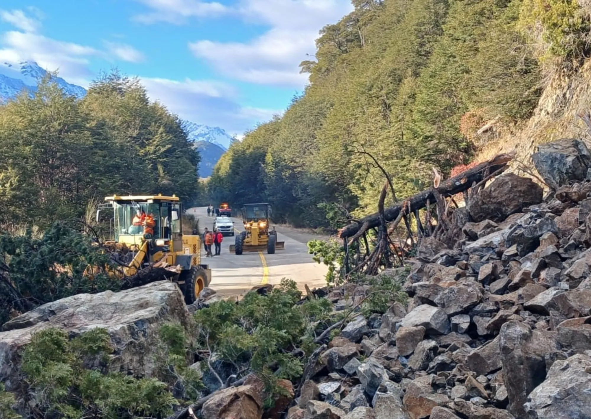 Derrumbe en la Ruta 40: un alud de barro y piedras obligó a cortar el tránsito entre Bariloche y El Bolsón