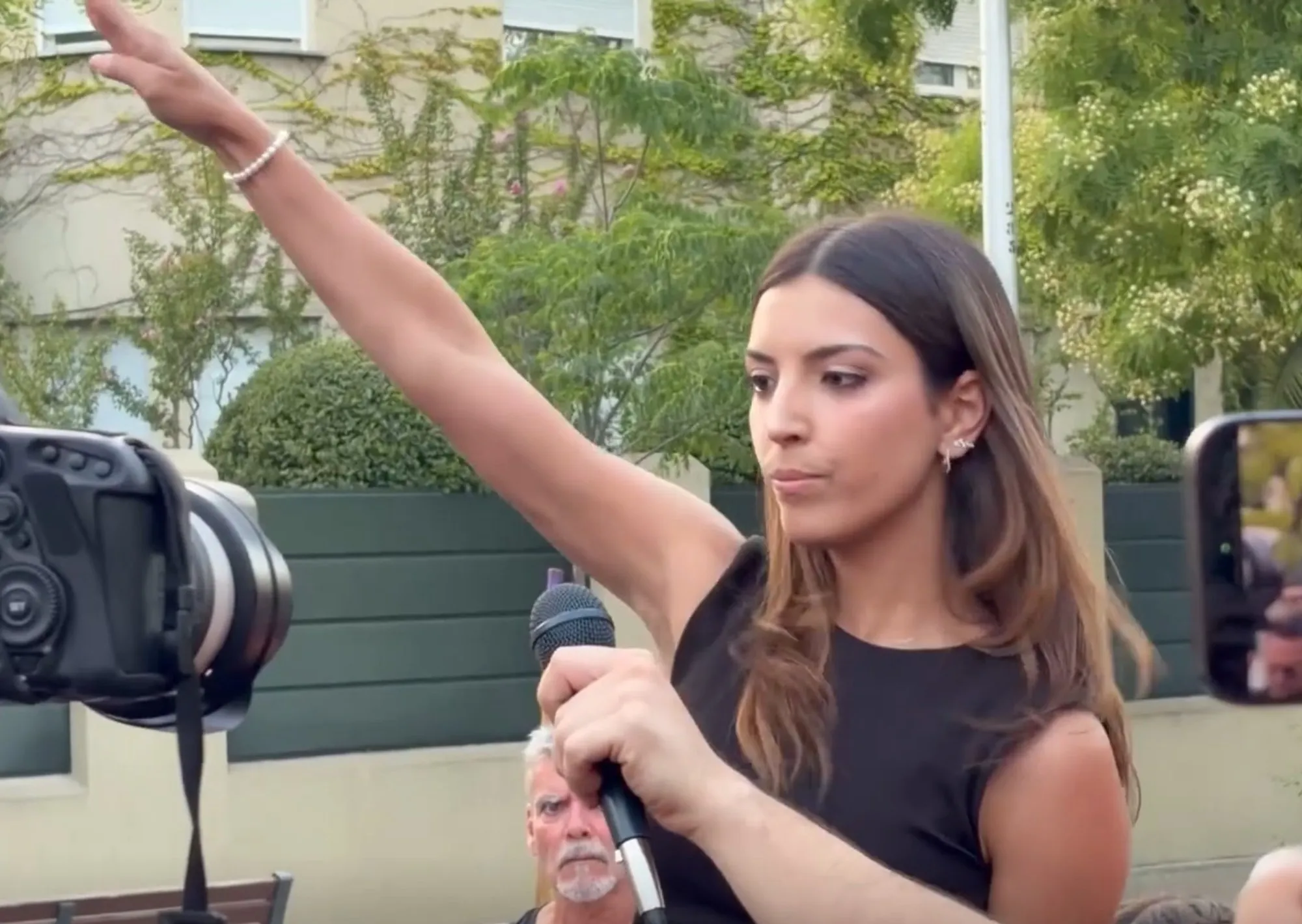 Una activista española hizo el saludo nazi frente a la embajada de Marruecos en Madrid