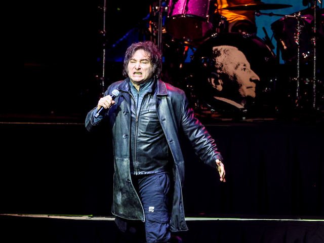 Javier Milei celebrГі una presunta invitaciГіn de AC/DC a cantar en River, pero era fake