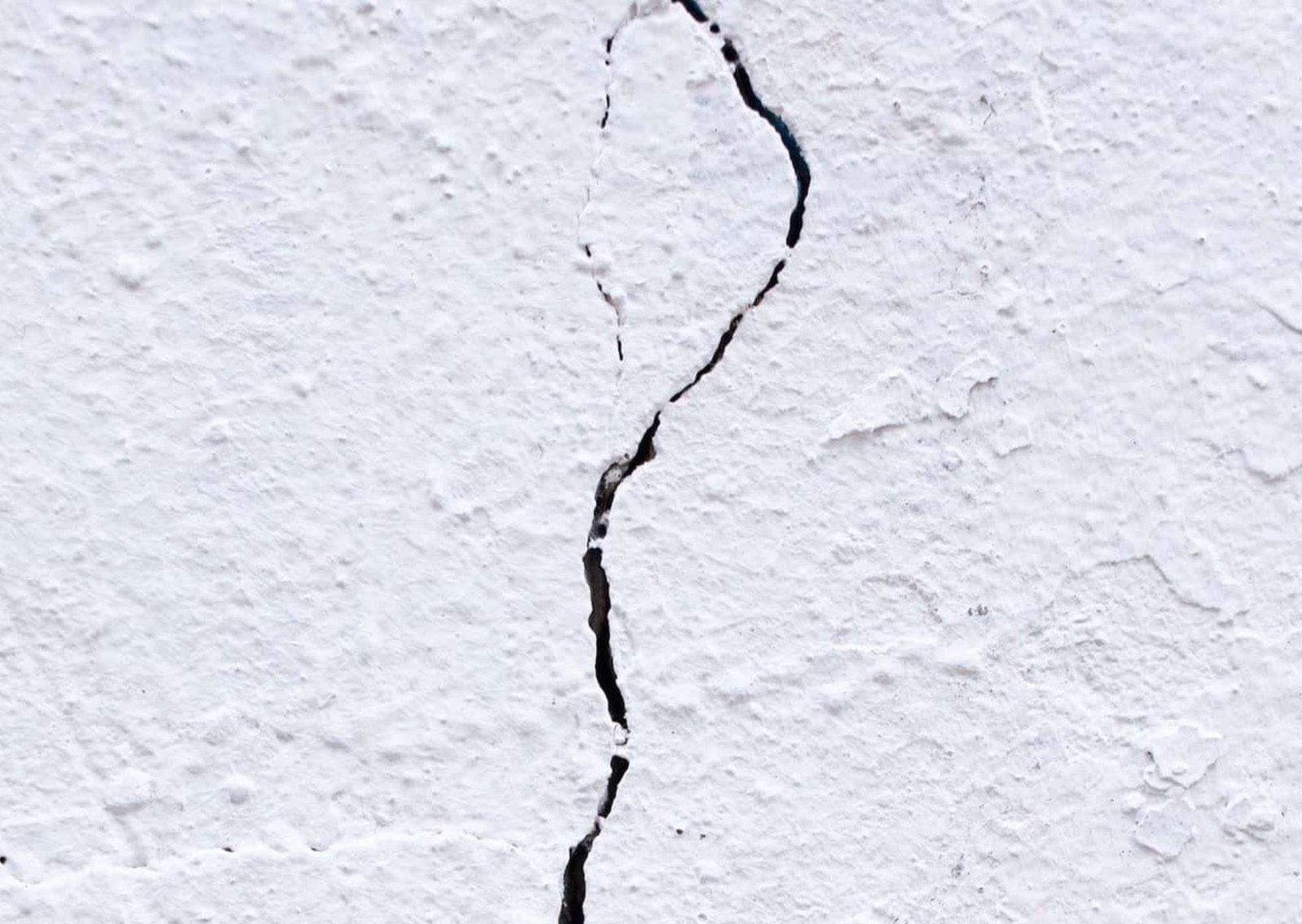 Grietas que se cierran solas: así funciona el nuevo material con microorganismos que repara el hormigón