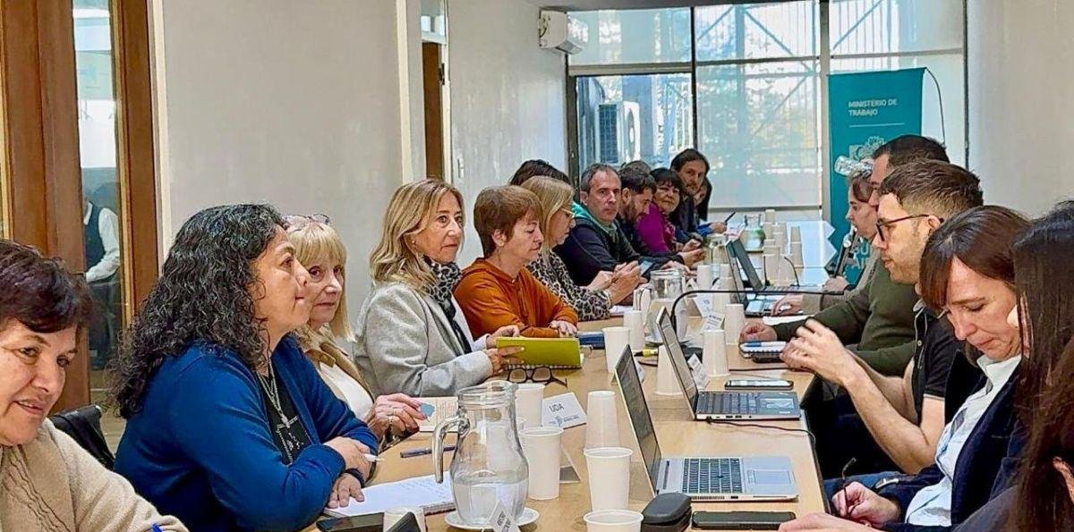 Paritaria bonaerense: el Gobierno acordó con los gremios un aumento del 9% en tres cuotas hasta abril