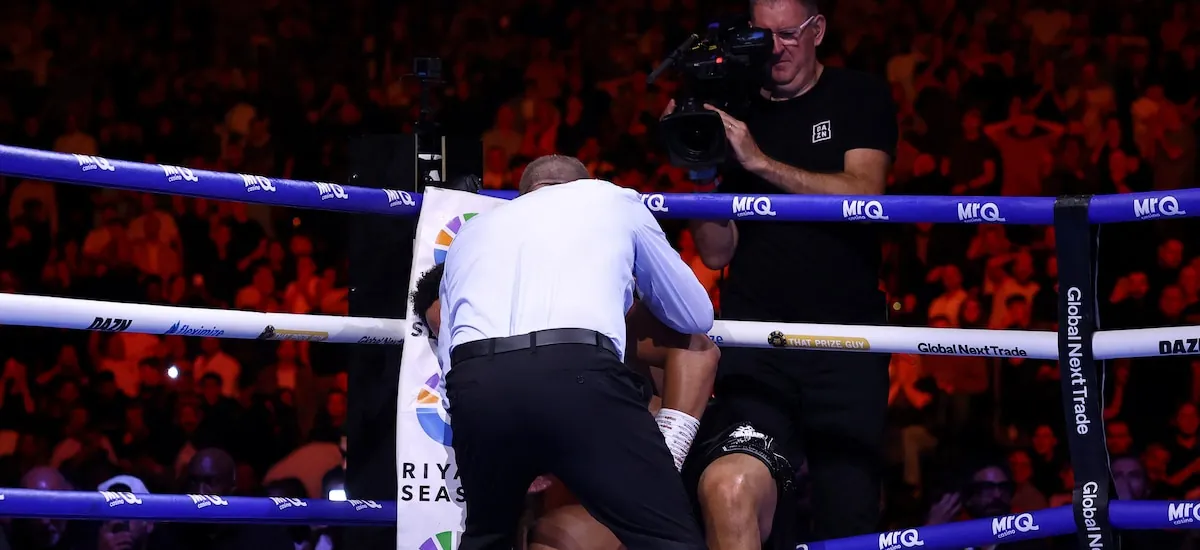 La brutal pelea por el título de los pesados entre una promesa y un boxeador de 34 años que tuvo un dramático final