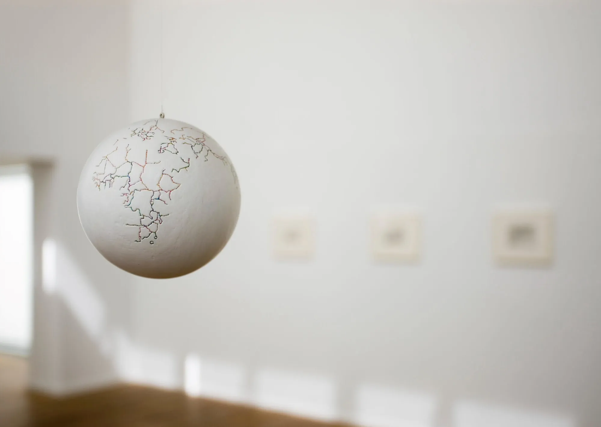 Geopolíticas de la incertidumbre: El arte de Tom Molloy desafía la estabilidad de los mapas políticos del siglo XXI