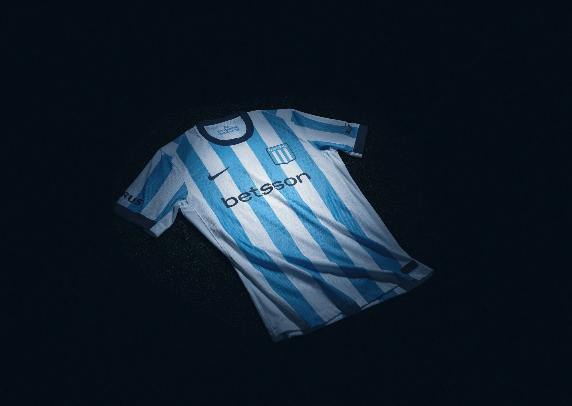 La nueva camiseta de Racing: cuánto cuesta y cómo comprar el modelo que estrena en el clásico contra River por el Torneo Apertura