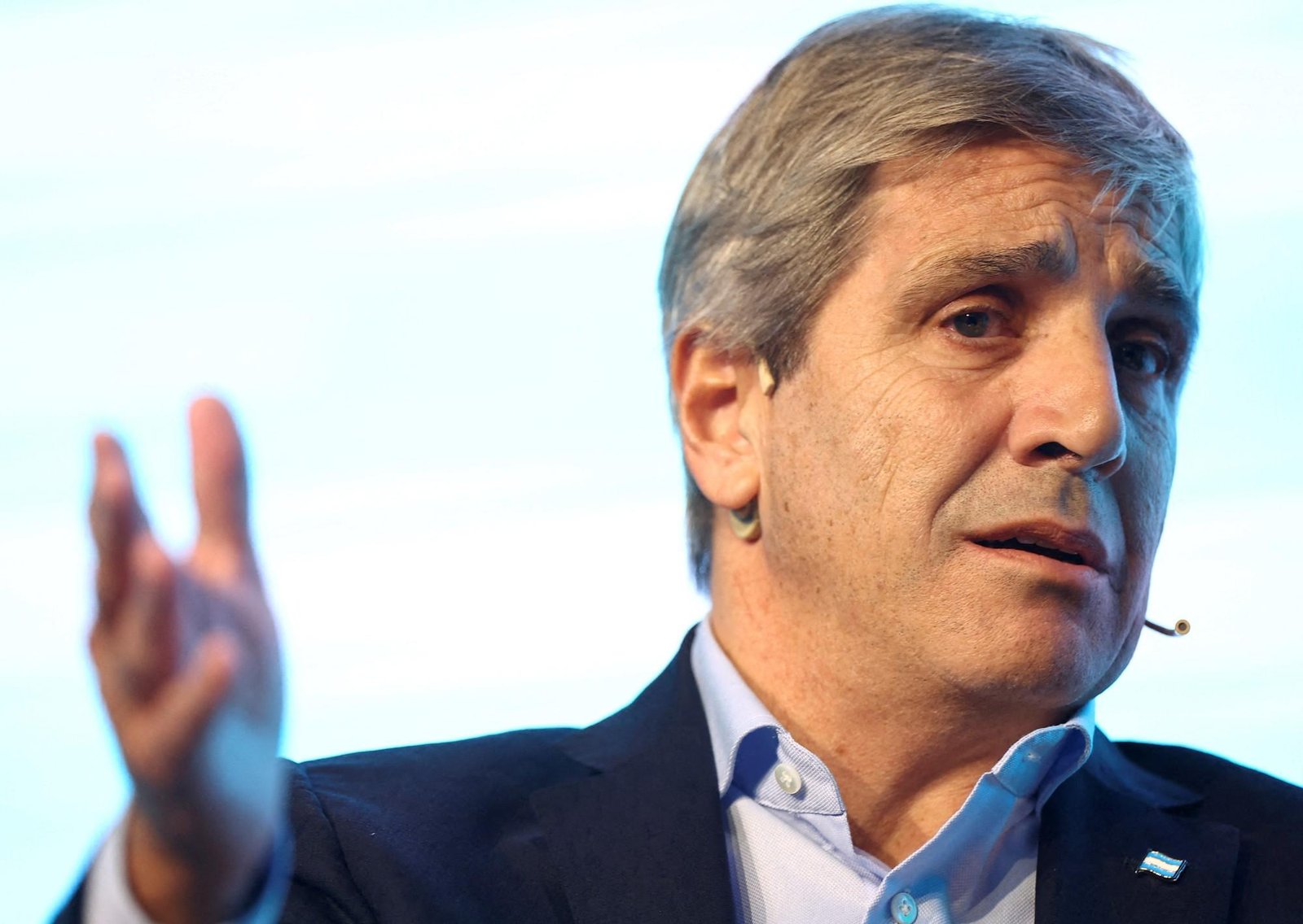 Luis Caputo árbitro, la pelea por un impuesto y US$ 200 millones para un gobernador