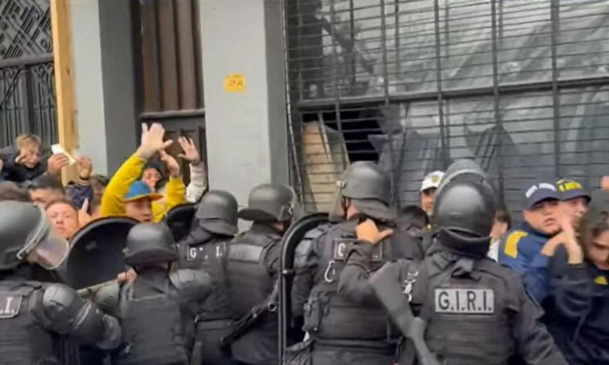 Incidentes en el ingreso de los hinchas de Boca al estadio Gigante de Arroyito