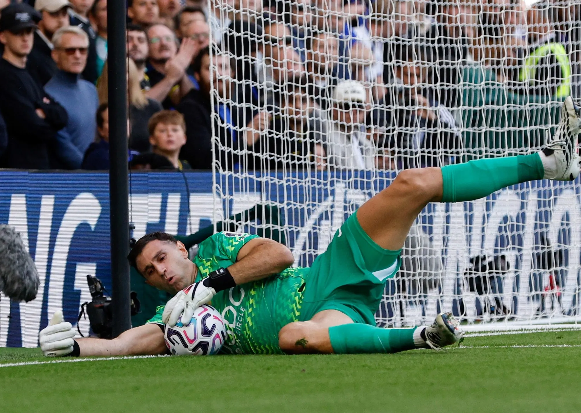 Dibu Martínez fue clave en la goleada del Chelsea: dos atajadas decisivas y un triunfo para meterse en zona de copas