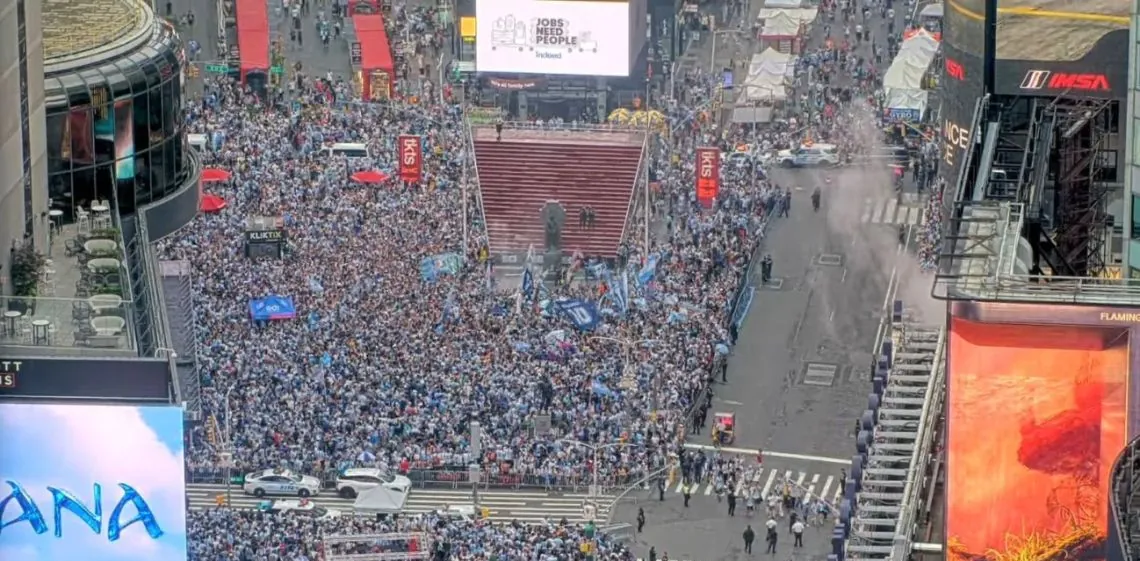 Miles de argentinos coparon Times Square con un histórico banderazo en la previa de la final ante España