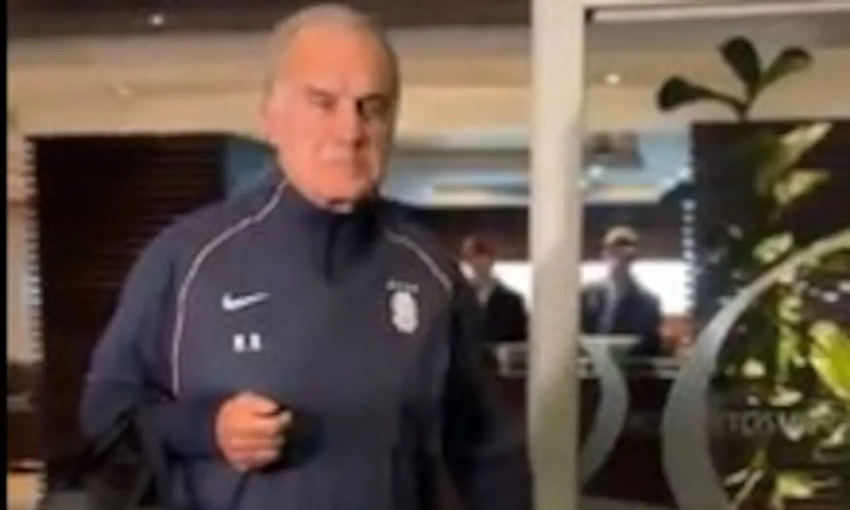 Mundial 2026: así fue la solitaria llegada de Marcelo Bielsa a Uruguay