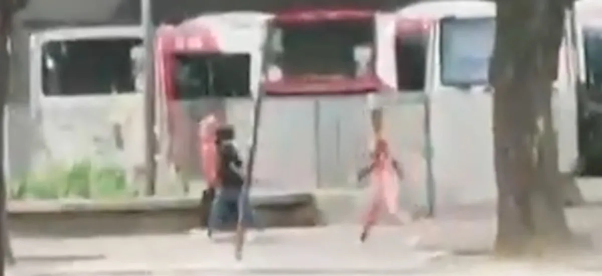 Deambulaba semidesnuda por Barrancas de Belgrano: el video de la mujer que estaba con Facundo Moyano
