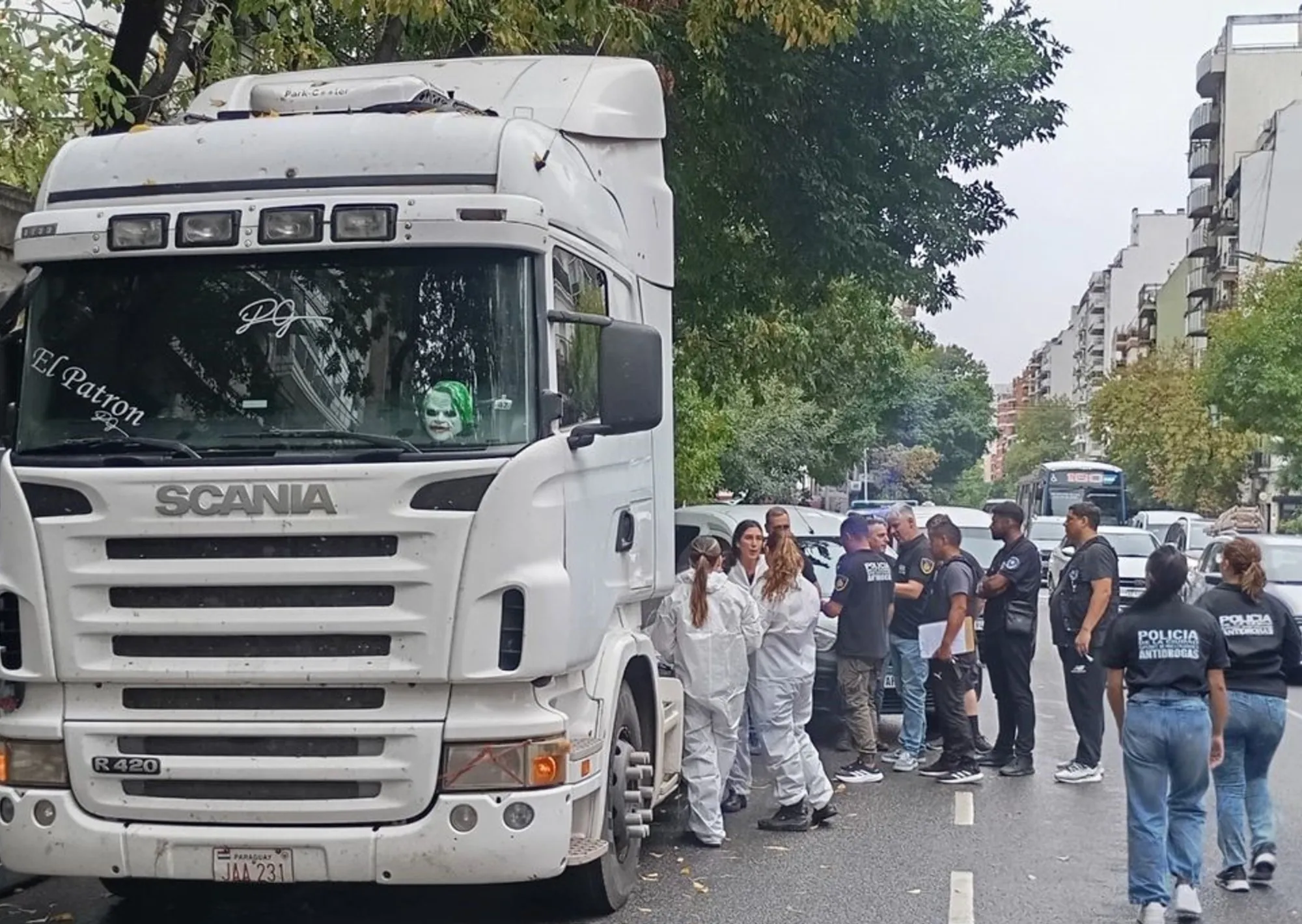 Incautación millonaria: hallaron una carga de ketamina líquida en el falso tanque de un camión en pleno Caballito